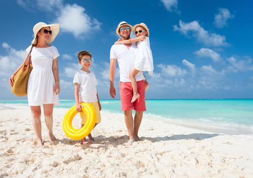 heroimage0.504581001688607534 Family at the beach